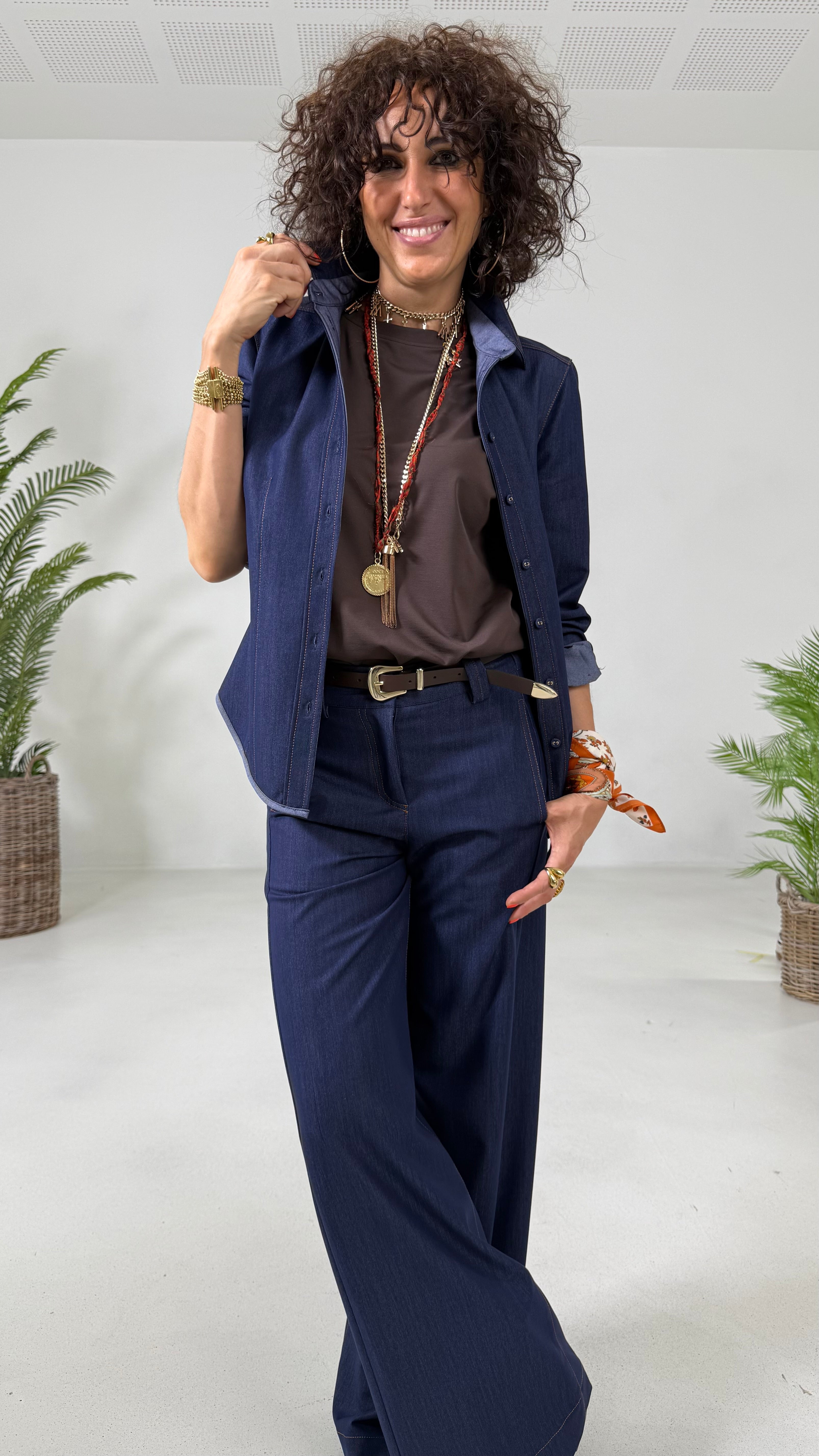 CAMICIA SFIANCATA IN JEANS SLEGATO CON IMPUNTURE