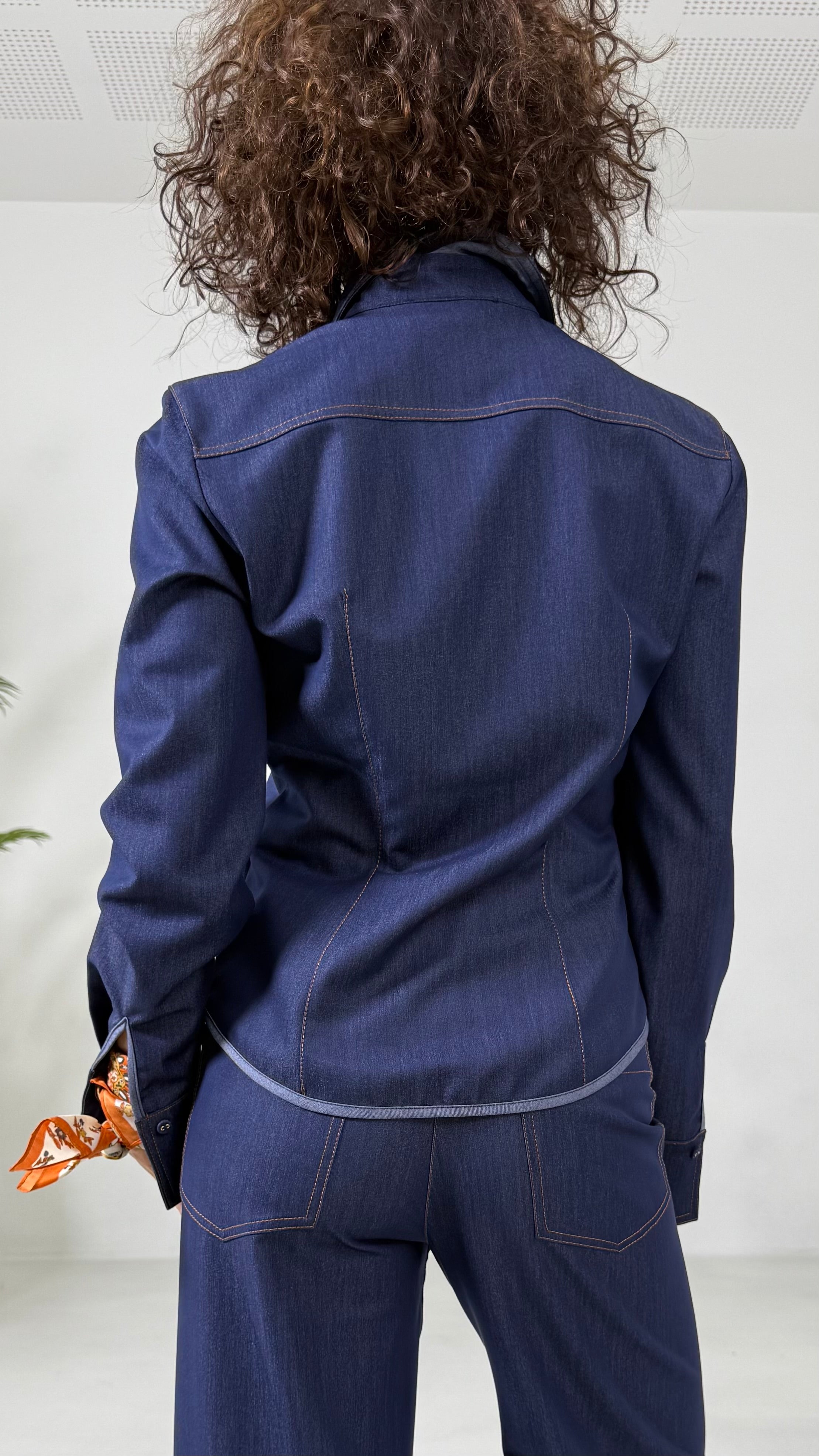CAMICIA SFIANCATA IN JEANS SLEGATO CON IMPUNTURE