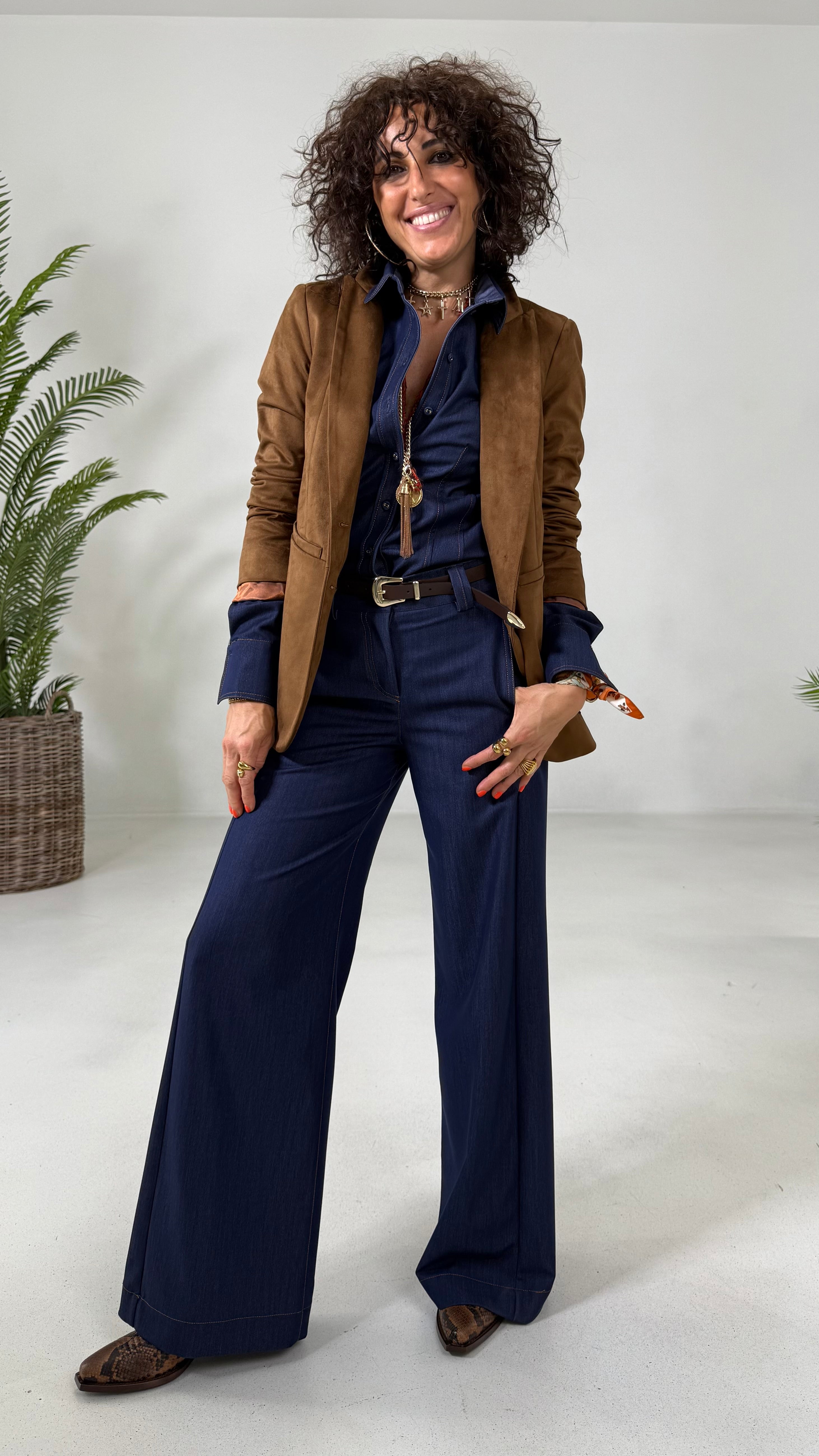 CAMICIA SFIANCATA IN JEANS SLEGATO CON IMPUNTURE