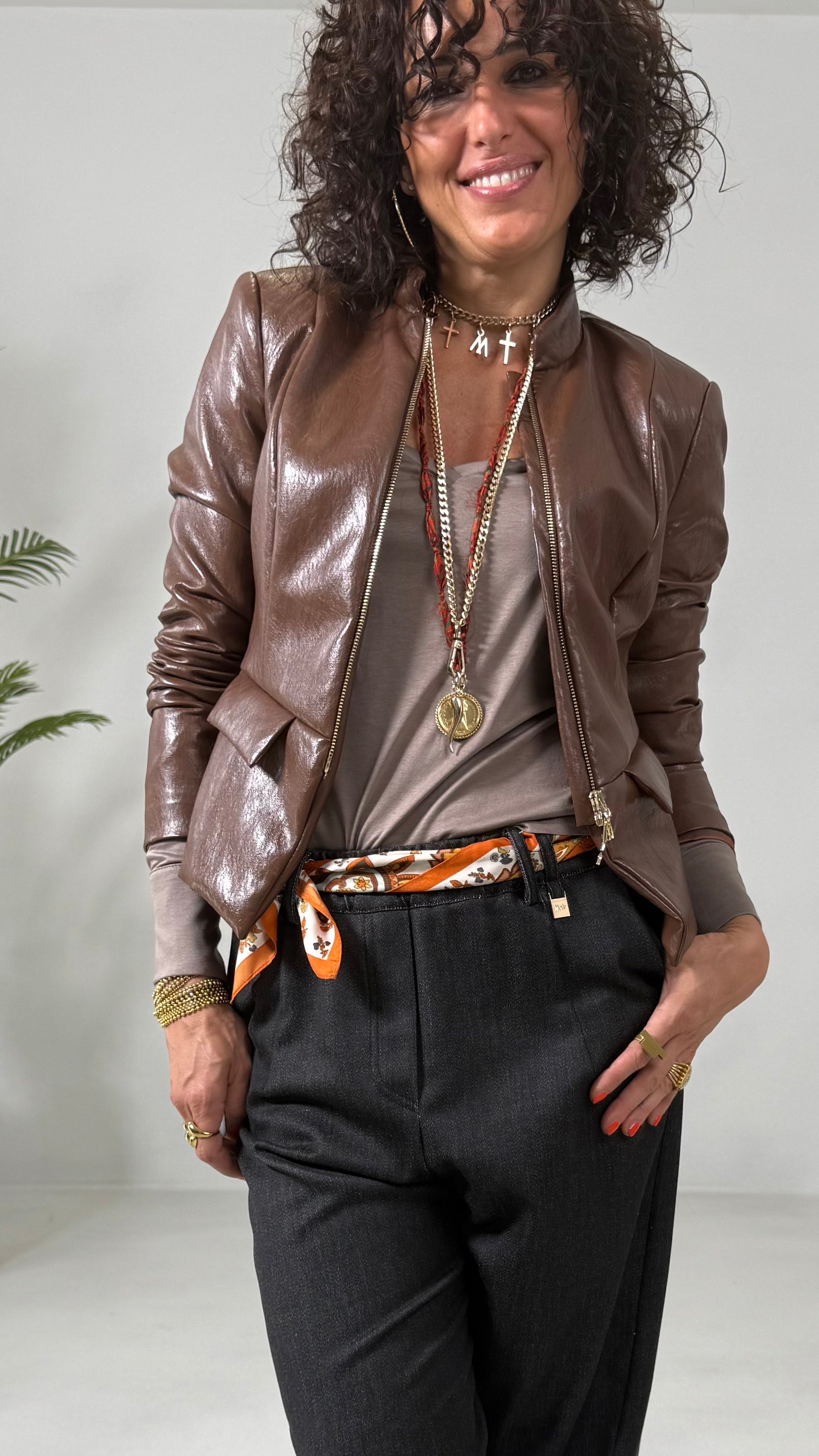 T-SHIRT BASICA CON SCOLLO A V IN JERSEY MODAL