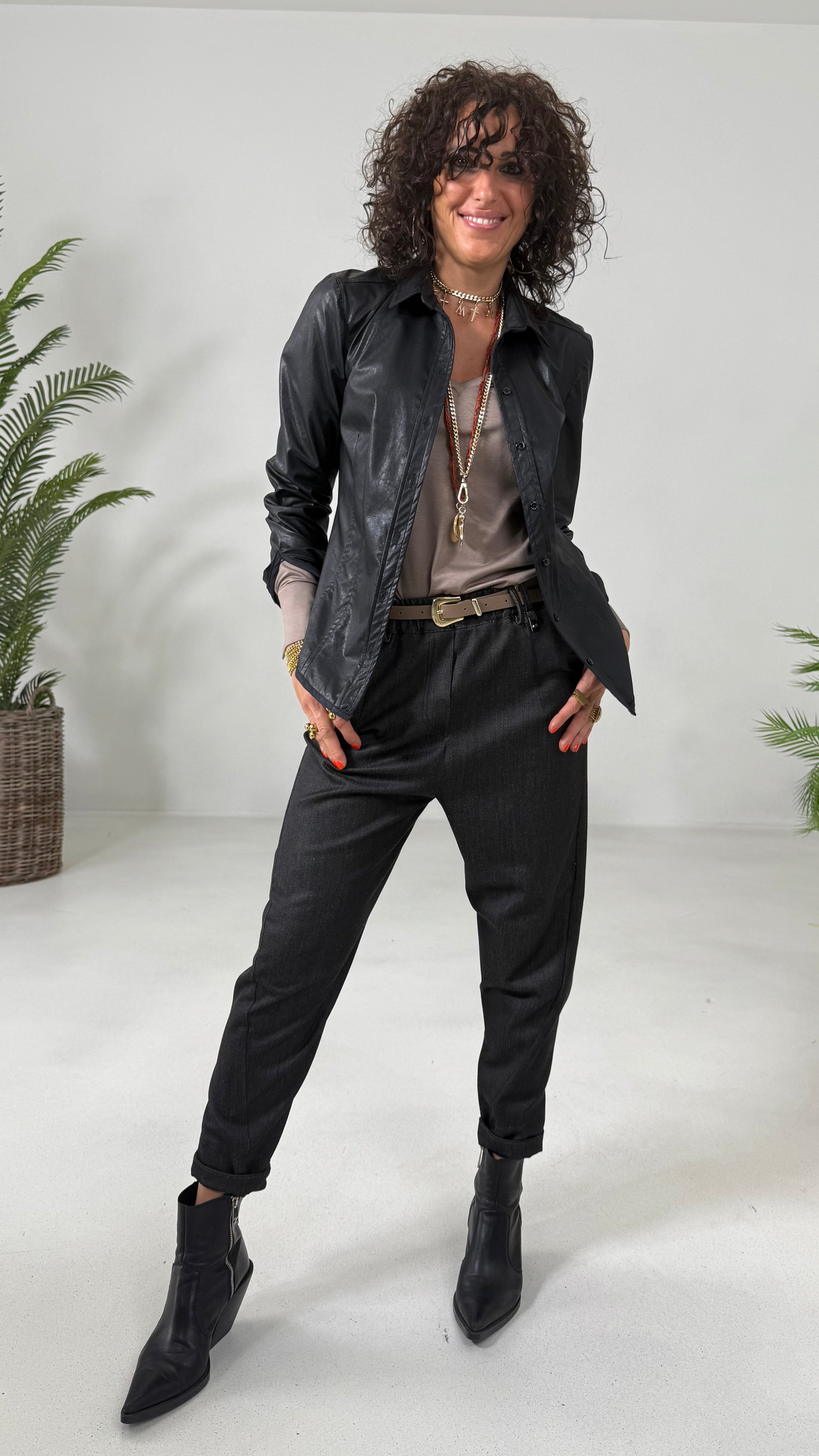 T-SHIRT BASICA CON SCOLLO A V IN JERSEY MODAL