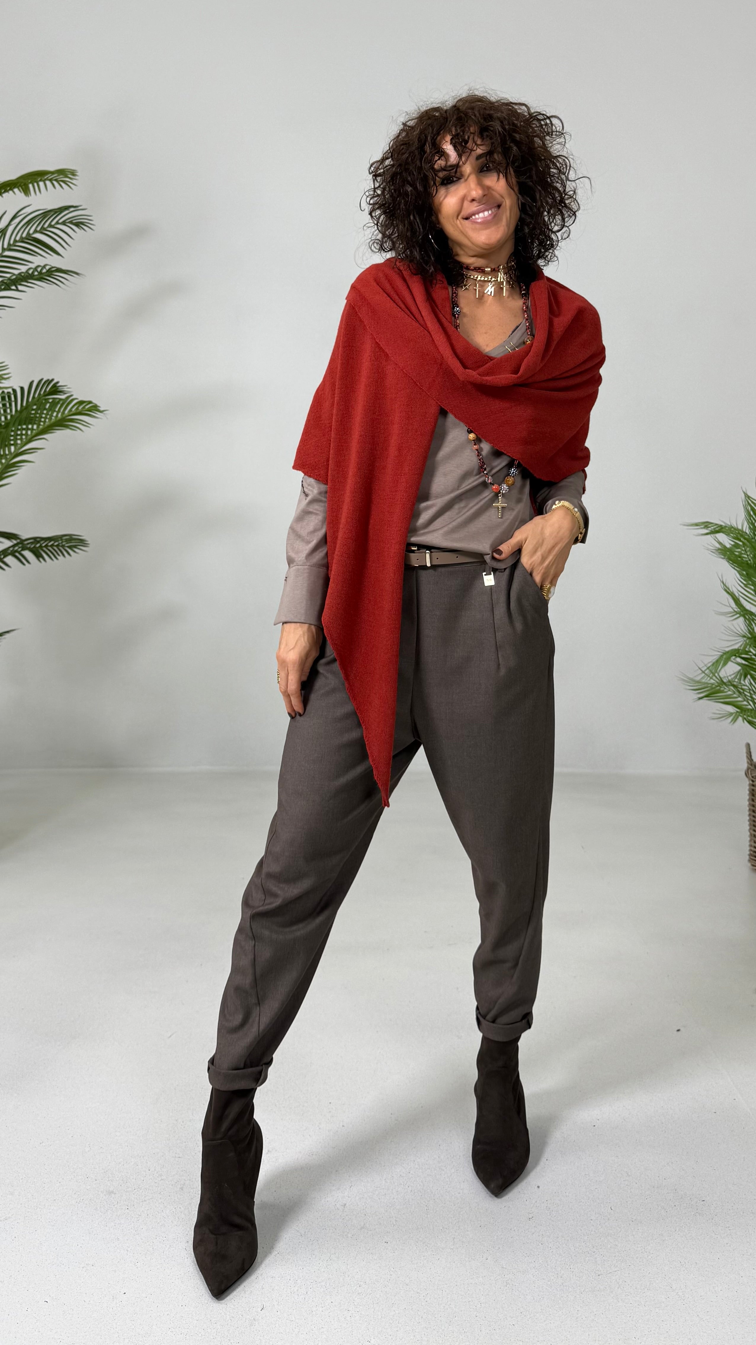 T-SHIRT BASICA CON SCOLLO A V IN JERSEY MODAL