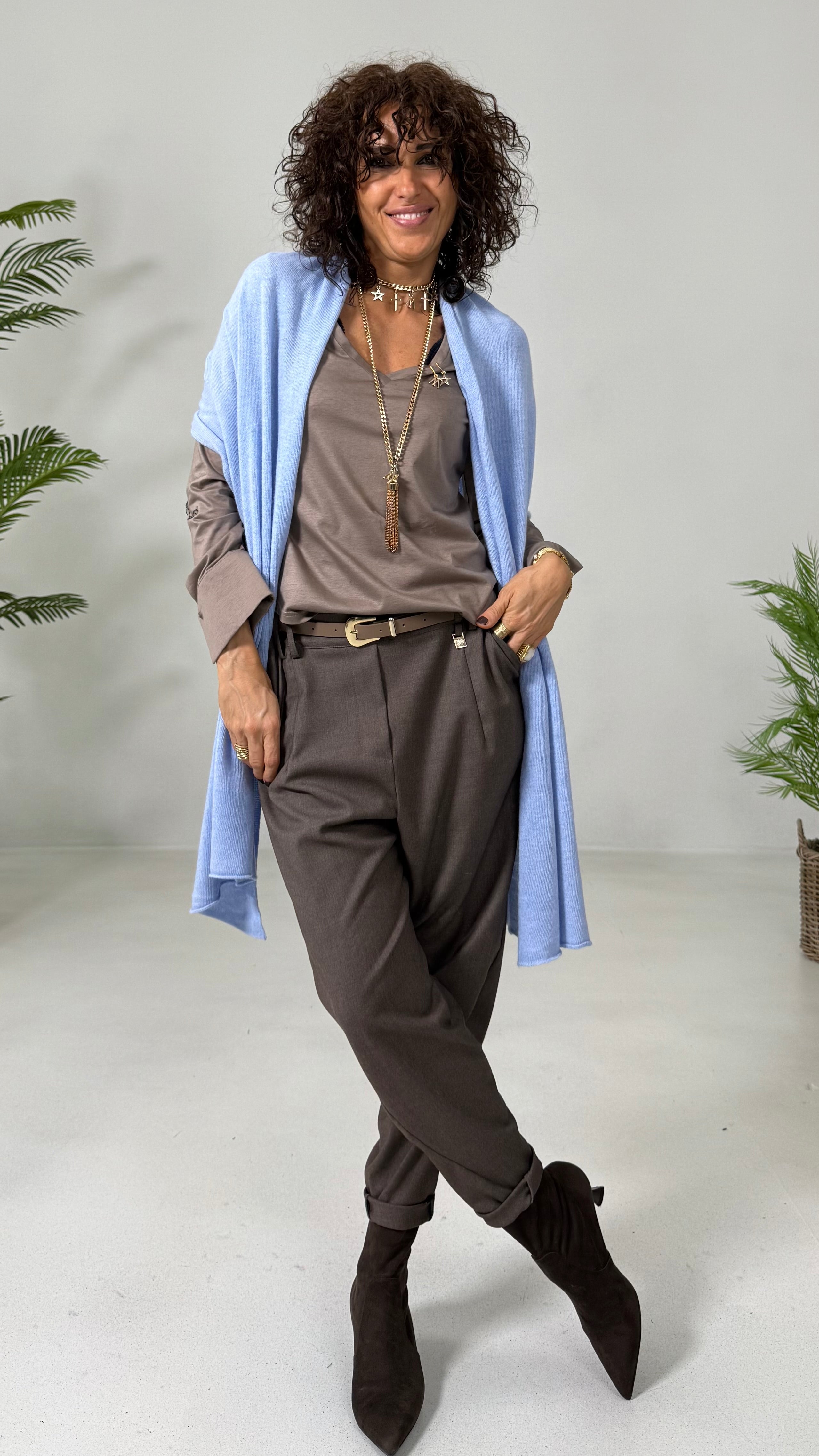 T-SHIRT BASICA CON SCOLLO A V IN JERSEY MODAL