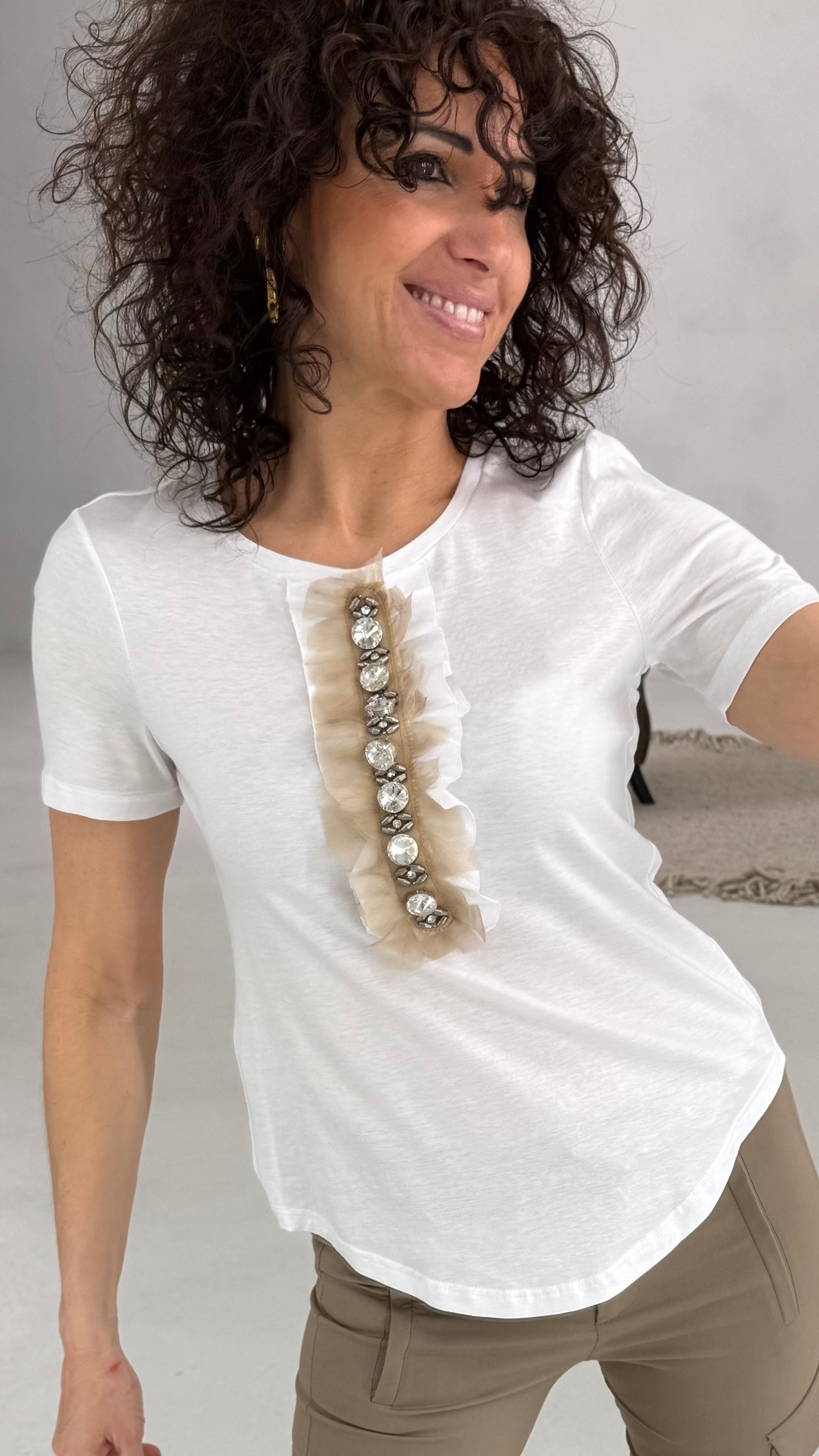 601 P25 BIANCO OTTICO T-SHIRT FURBA CON MANICA CORTA E APPLICAZIONE DAVANTI IN JERSEY MODAL