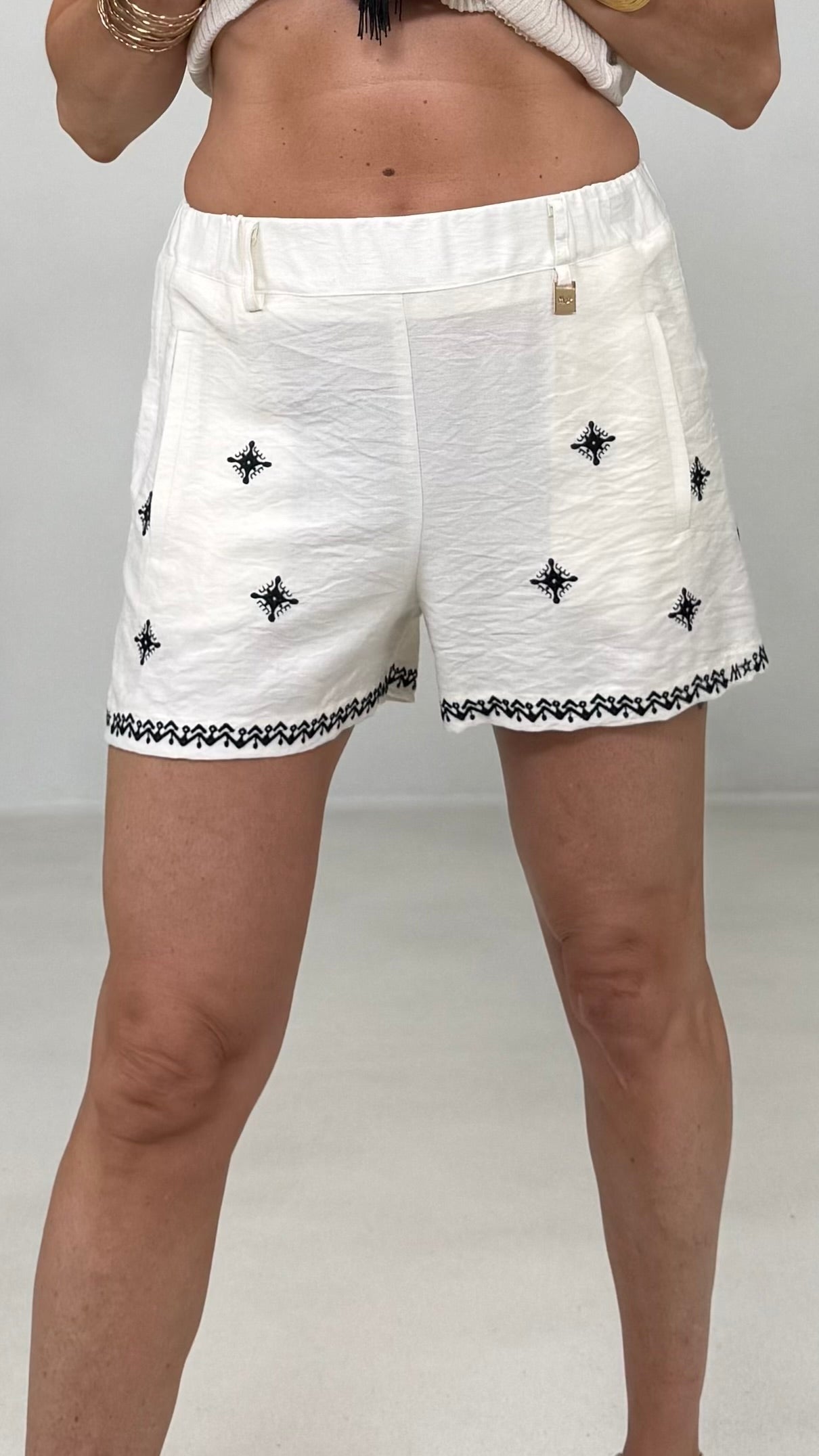 SHORTS IN VISCOSA CRASH CON RICAMI