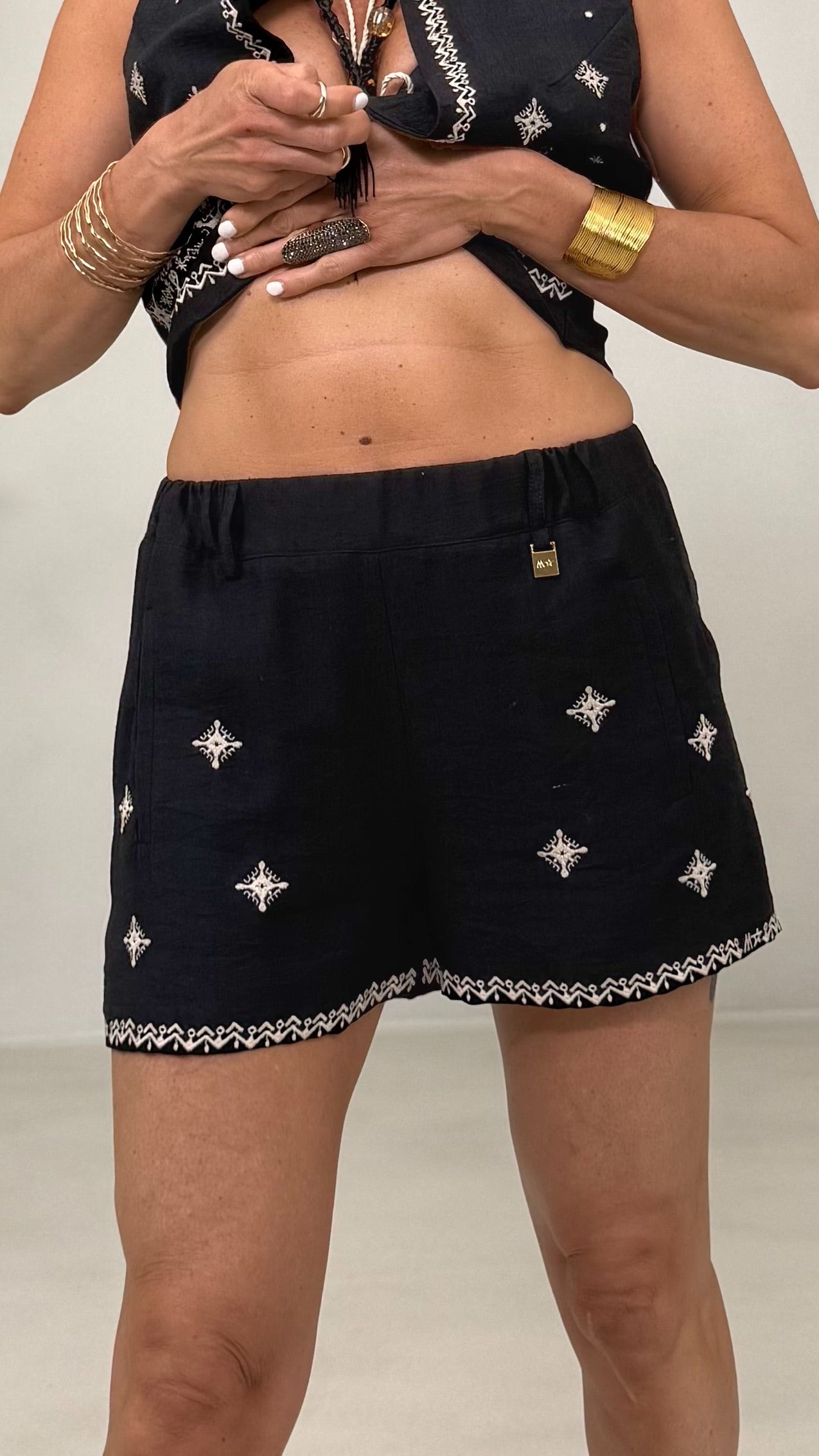 SHORTS IN VISCOSA CRASH CON RICAMI