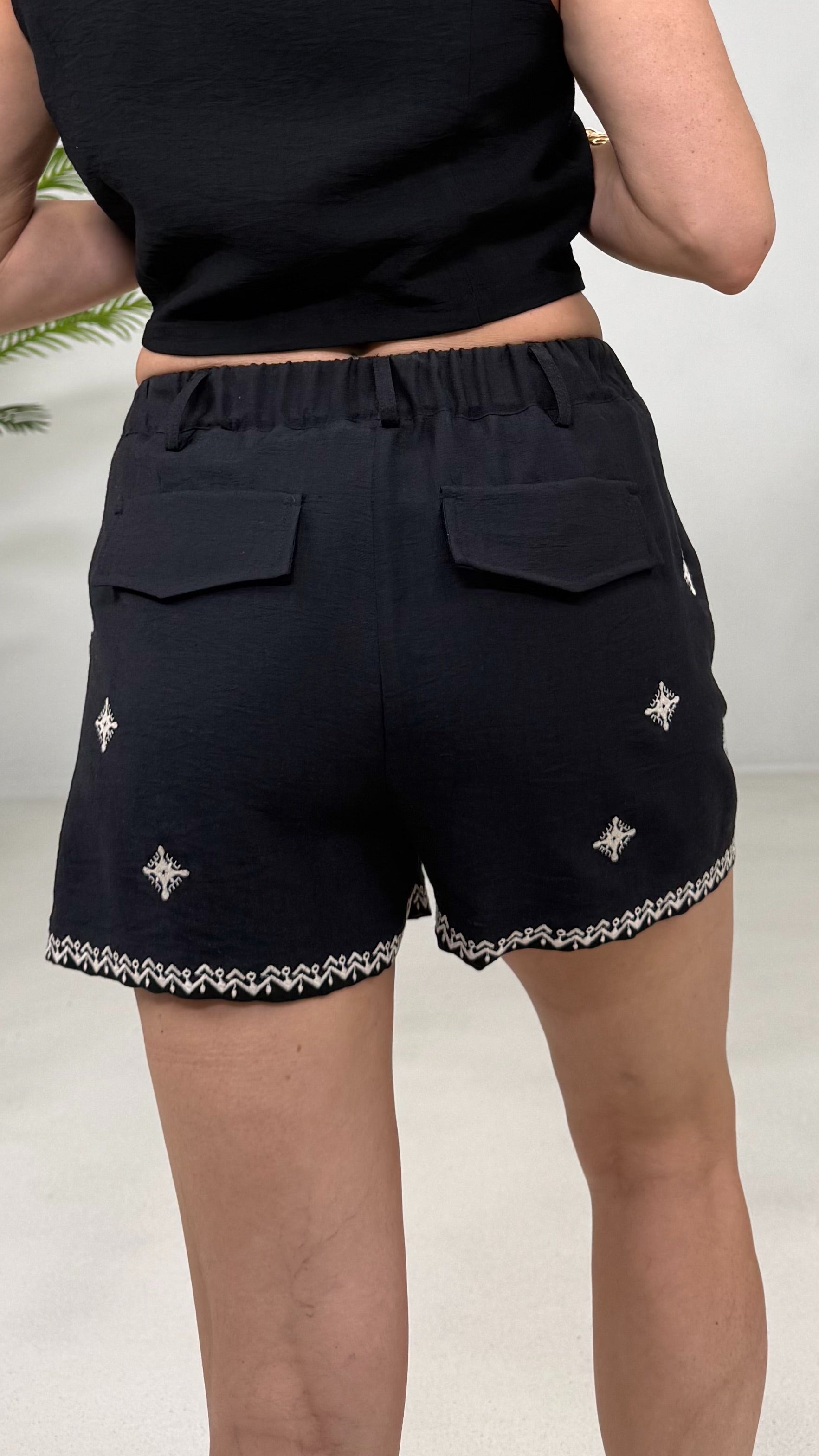 SHORTS IN VISCOSA CRASH CON RICAMI