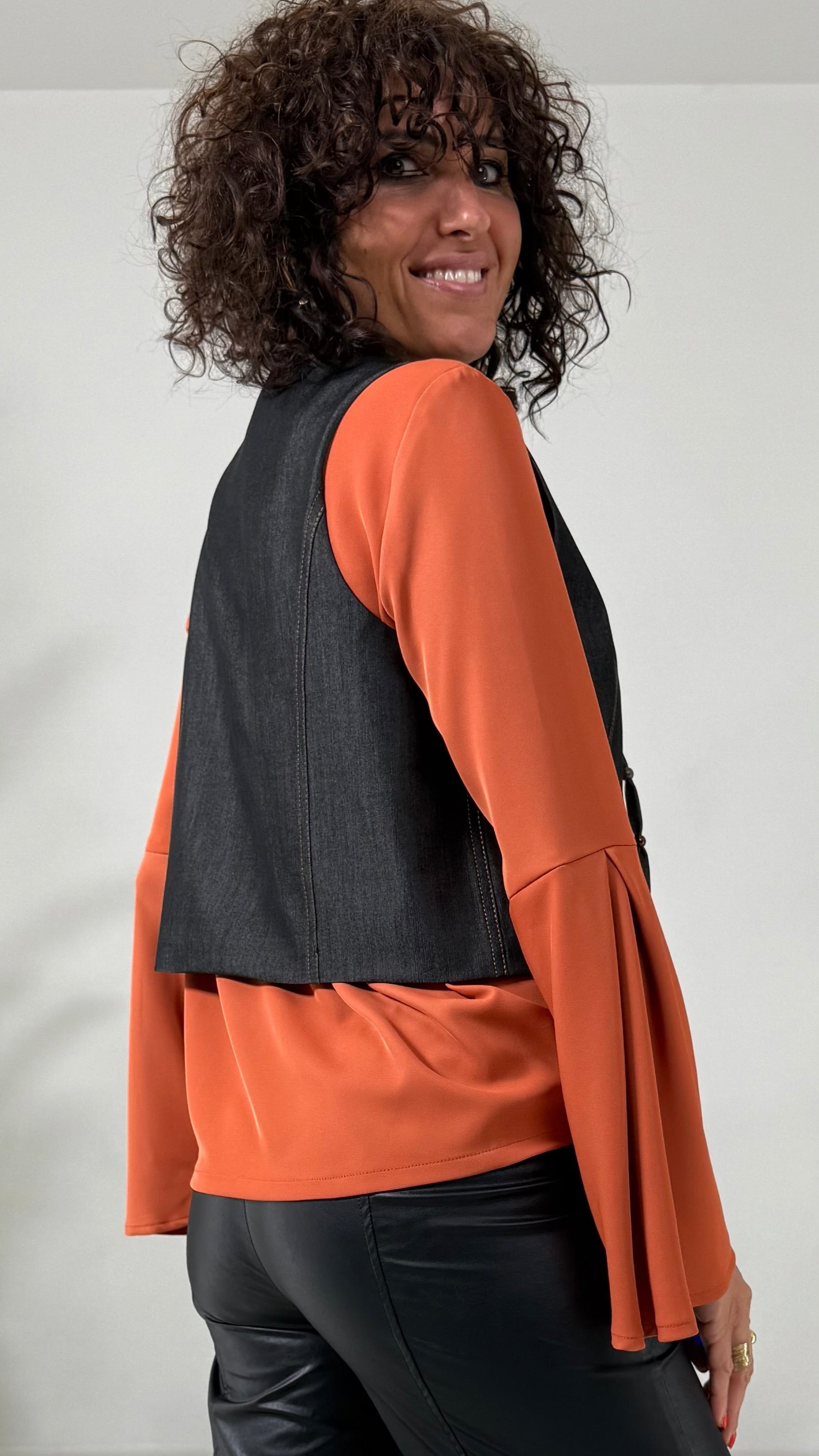GILET IN JEANS SLEGATO CON LACCI