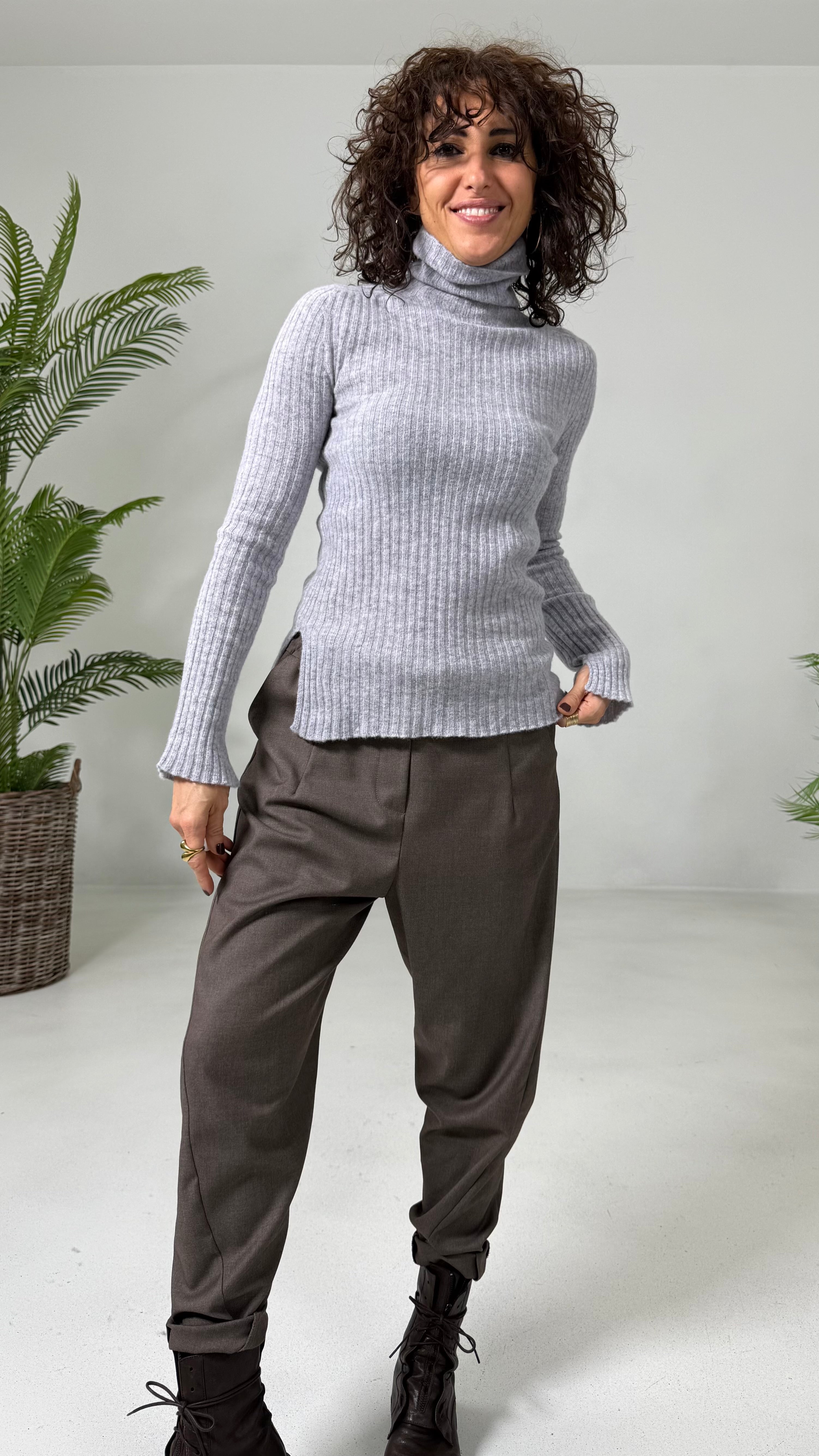 DOLCEVITA CON SPACCO SULLE MANICHE A COSTE IN LANA CARDATA