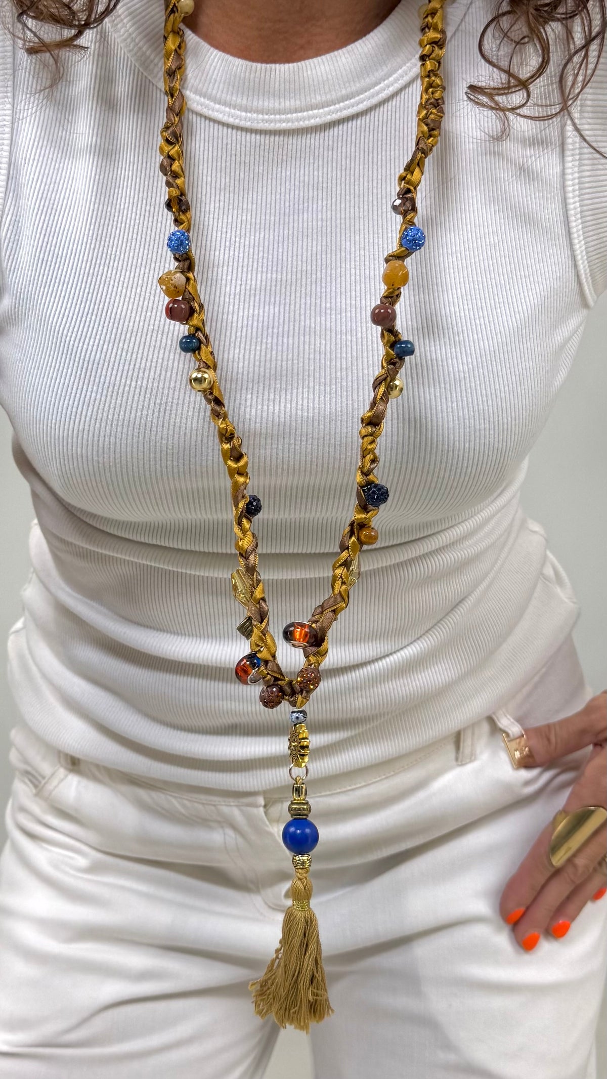 COLLANA UNCINETTO IN DOPPIO RASO CON PERLINE E NAPPA