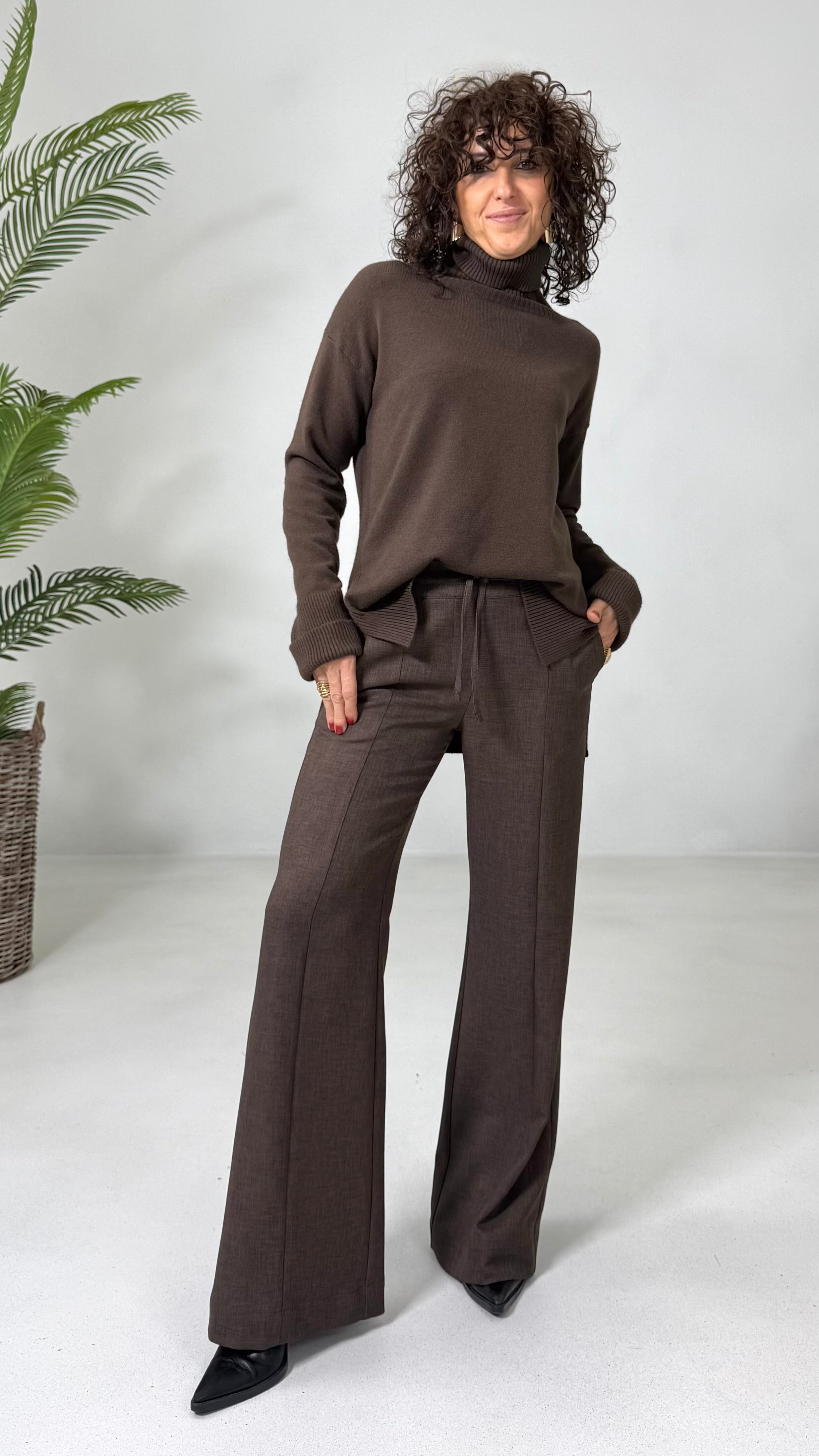 MAGLIONCINO QUADRATO IN CALDA VISCOSA COLLO ALTO E SPACCHI