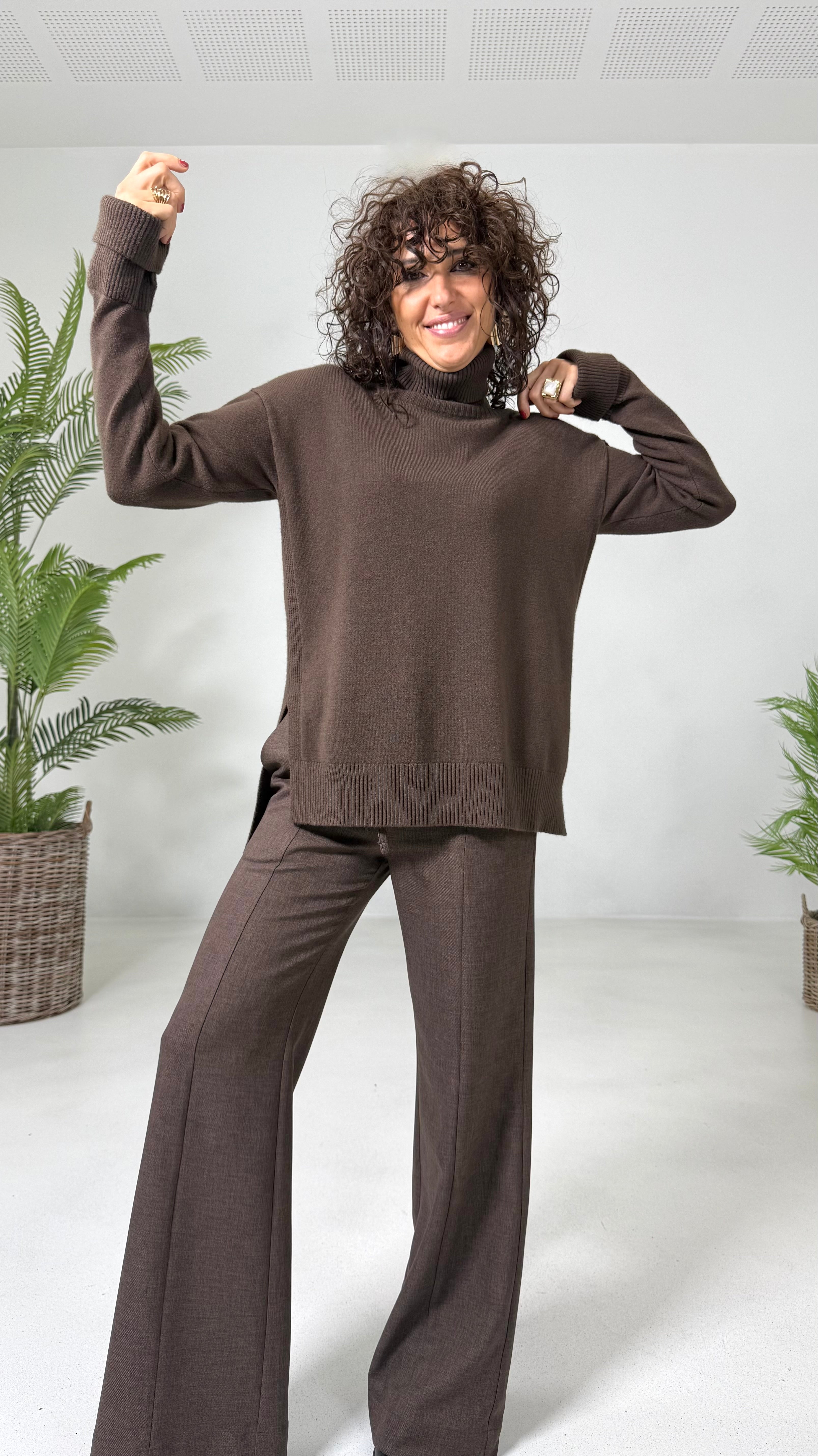 MAGLIONCINO QUADRATO IN CALDA VISCOSA COLLO ALTO E SPACCHI