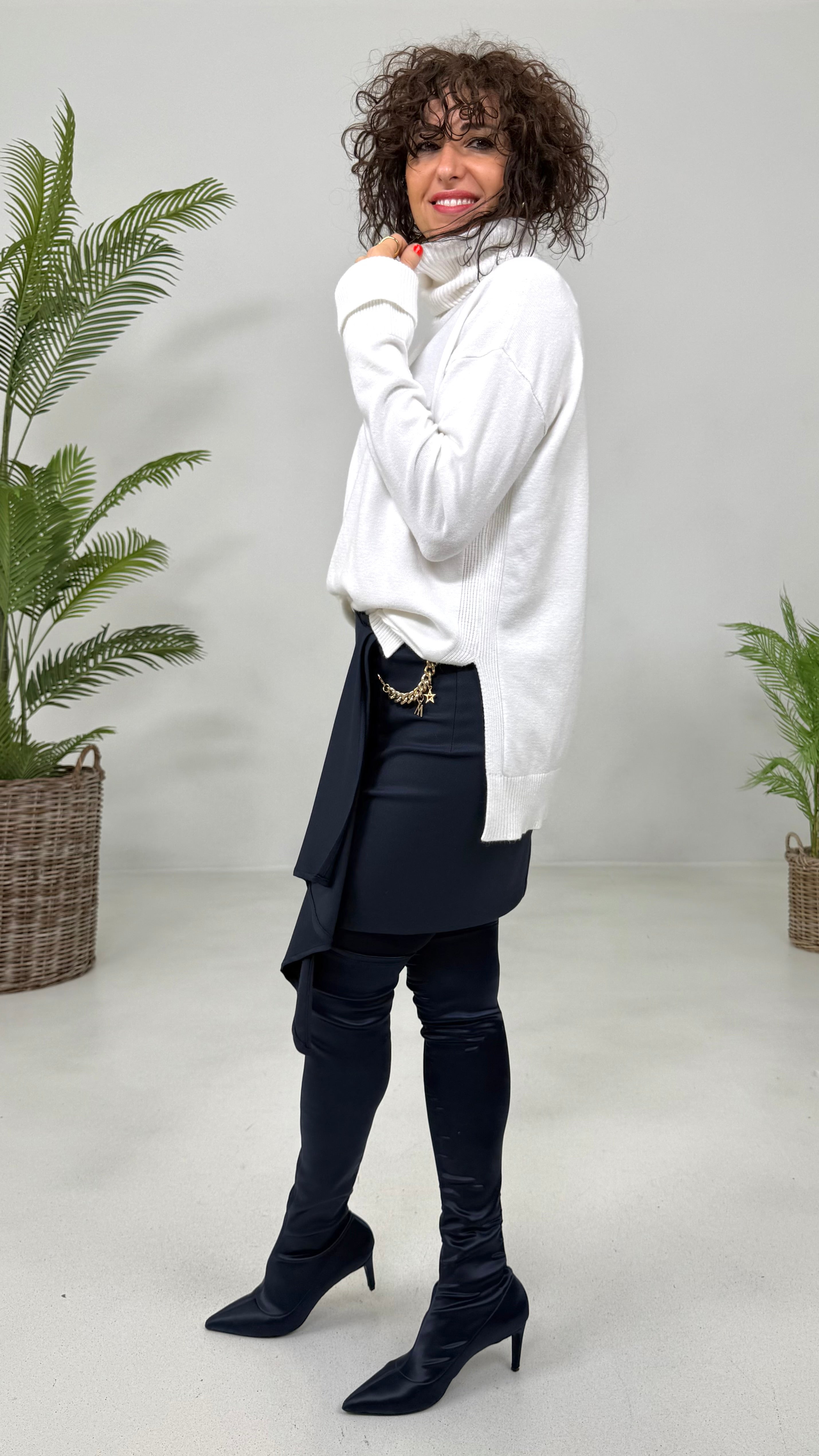 MAGLIONCINO QUADRATO IN CALDA VISCOSA COLLO ALTO E SPACCHI